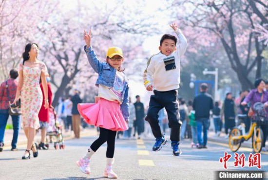 4月21日，游客在吉林大学南岭校区游玩。吉林大学供图