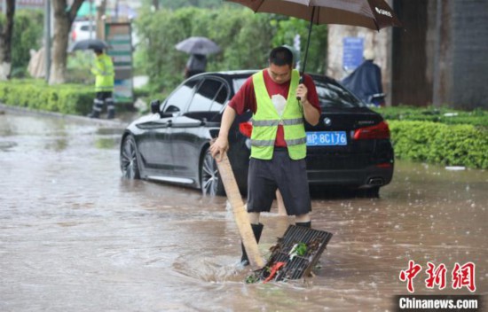 5月10日，广西沿海遭遇强降雨。图为钦州市城区多处积涝。陆敏  摄