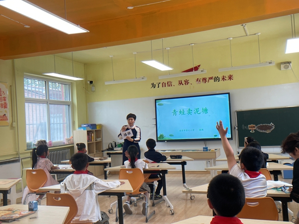 学生们在教室上语文课。 人民网记者 陈琦摄