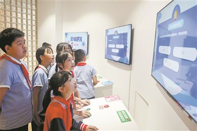 图为浙江省仙居县安洲小学的学生在未成年人法治教育基地参加法律知识趣味抢答。新华社记者 黄宗治摄