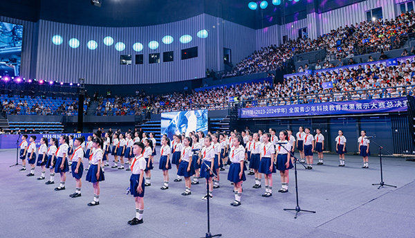 开幕式现场，学生们朗诵“科技强国 未来有我” 。主办方供图